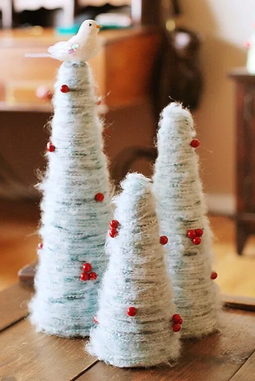 Декоративные елки из пряжи. Поделки из пряжи на новый год. Идеи поделок на новый год простые. Новогодние игрушки своими руками. Шар из ниток.