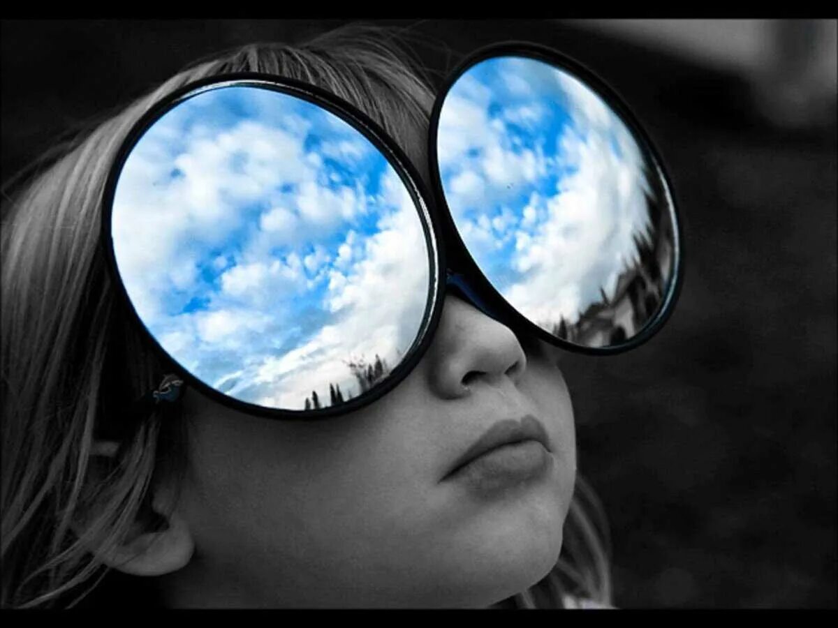 Воспринимать все новое. Отражение неба в очках. Отражение человека в глазах. Чистый взгляд. Нео отражается в очках.