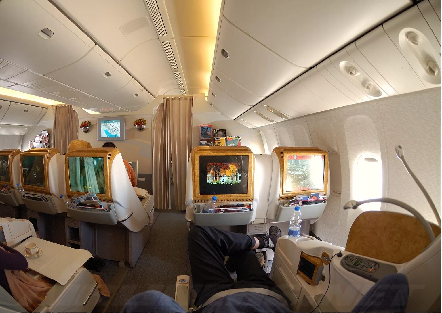 Самолет Эмирейтс Боинг 777. Эмирейтс самолеты 777-300 er. Emirates 777 300er Business class. Бизнес класс Эмирейтс Боинг 777.