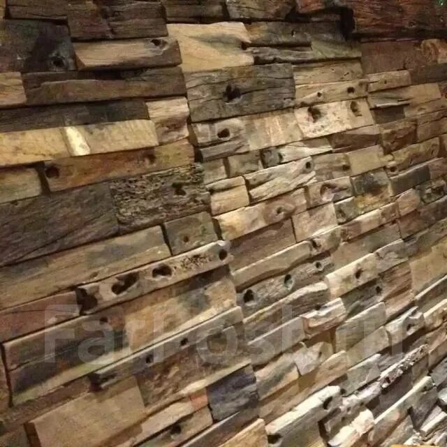 Колотая доска. Отделка стен щепками деревянными. Деревянная мозаика для стен. Горбыль на стене. Горбыль в интерьере.
