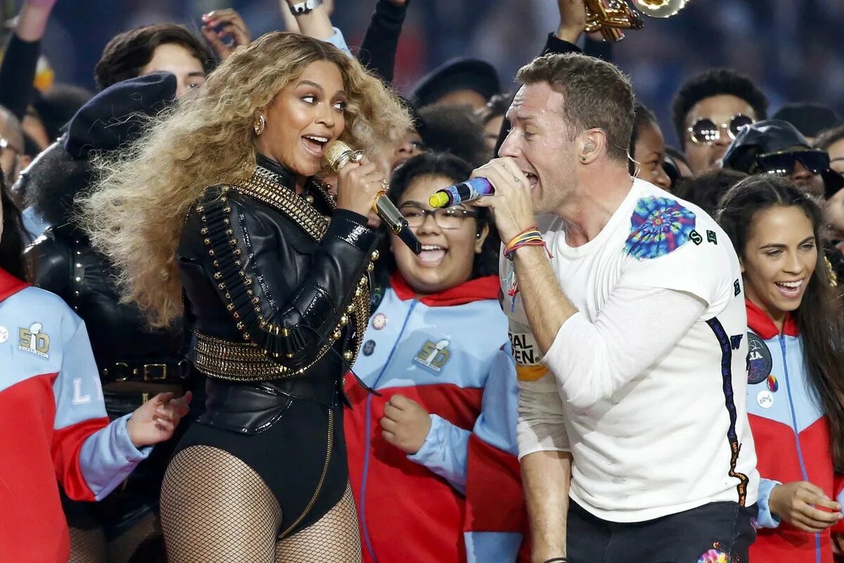 Bowl halftime show. Бейонсе супербоул. Бейонсе супербоул 2016. Beyonce на Halftime.