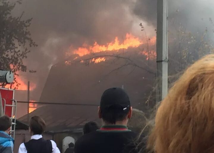 Пожар в Новосибирске сейчас в Октябрьском. Пожар Новосибирск сегодня Октябрьский район. Что горит в Новосибирске сейчас. Что горит в Новосибирске сейчас в Октябрьском районе сегодня. Октябрьский сгорел