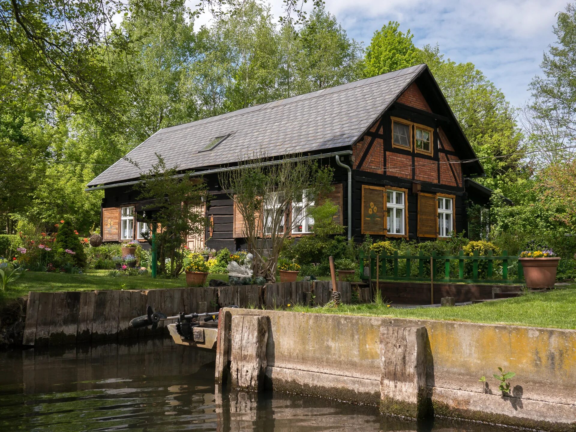 House near the lake. Дом у реки Пярну. Дом у озера (США, 2006). Тини Хаус на берегу озера.