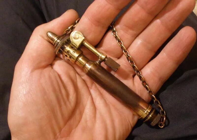 Самодельная газовая зажигалка. Зажигалка из батарейки и проволоки. Бензиновая зажигалка своими. Спиртовая зажигалка. Зажигалка самоделка.