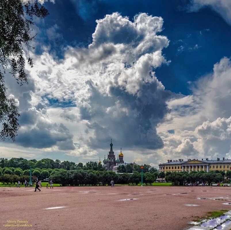 Марсово поле Санкт-Петербург пасмурно. Марсово поле осенью. Облака над Питером. Тучи над Питером. Санкт петербург пасмурно