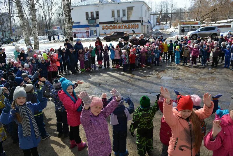 Погода омутнинск на 10 дней кировская область. Школа Восточный Омутнинский район. Г Омутнинск Кировская область. День города Омутнинск. Омутнинск жители.