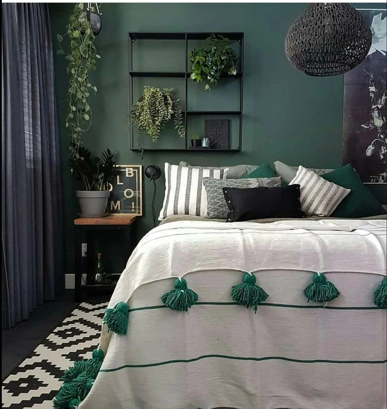Изумруд зеленая Королева. Зеленая спальня. Спальня в Земляном цвете. Спальня в зеленом цвете. Изумрудно серый цвет