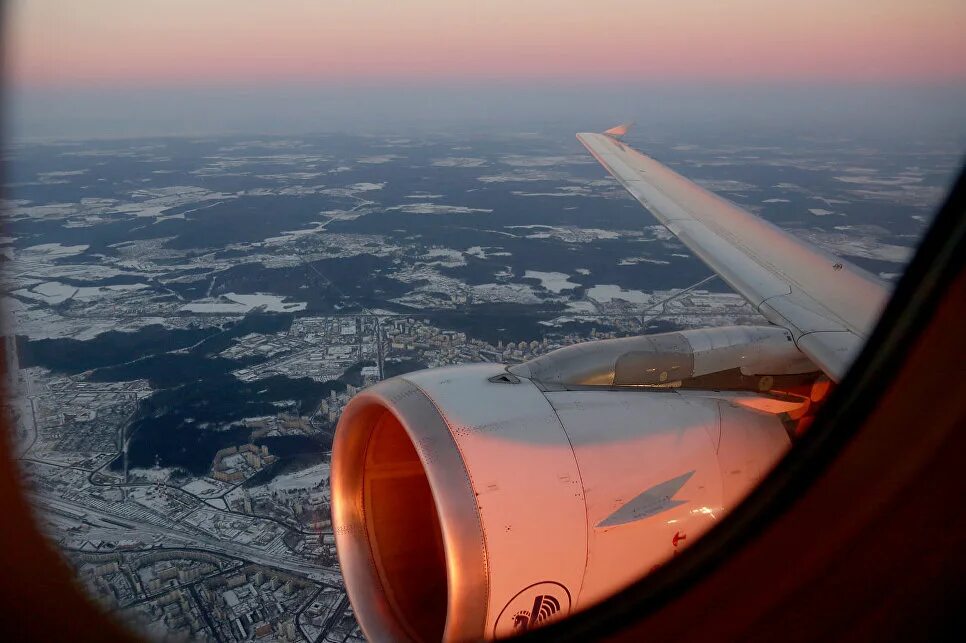 Полет в иллюминаторе. Боинг 737 вид из иллюминатора самолета. Иллюминатор самолета. Вид из окна самолета. Вид из иллюминатора самолета.