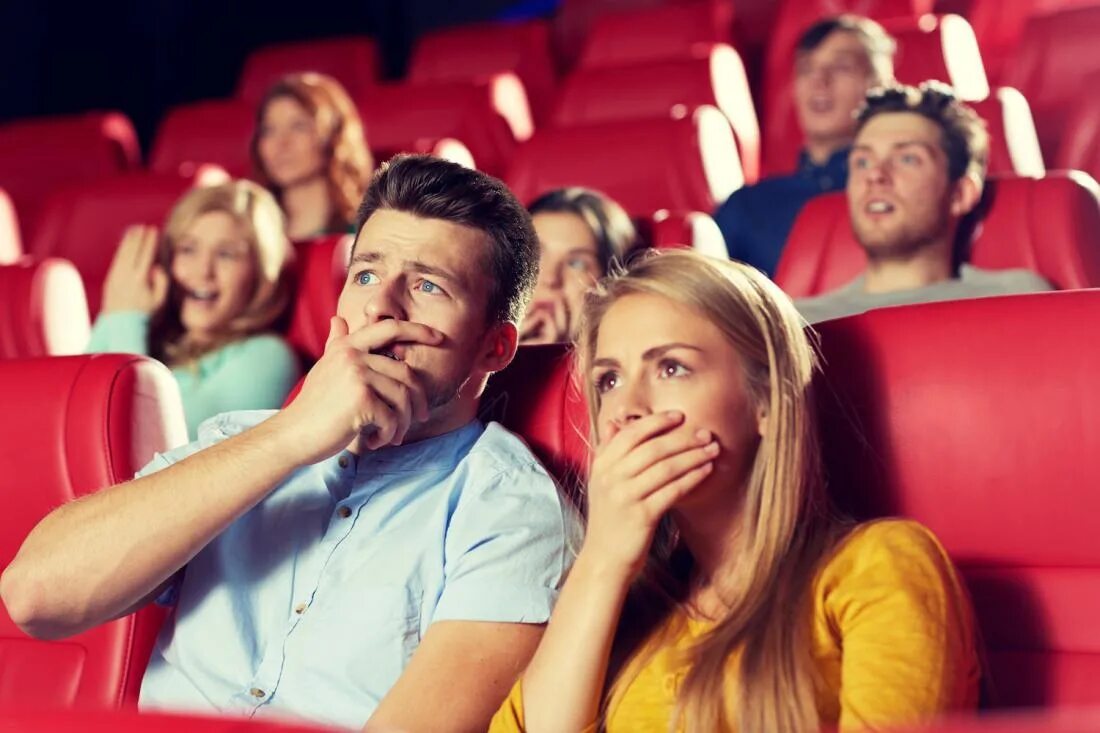 Женщины для развлечения. Зрители в кинотеатре. Счастливые люди в кинотеатре. Эмоции людей в кинотеатре. Люди сидят в кинотеатре.