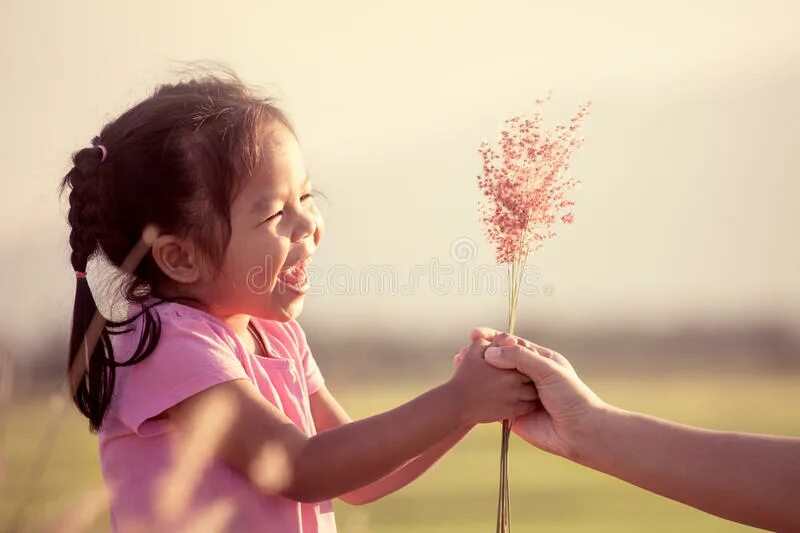 Само дающие девочки. Девочка дает цветок. Девушка дает цветочек. Мама с цветами Азиат. Счастливая азиатка с бумагой.