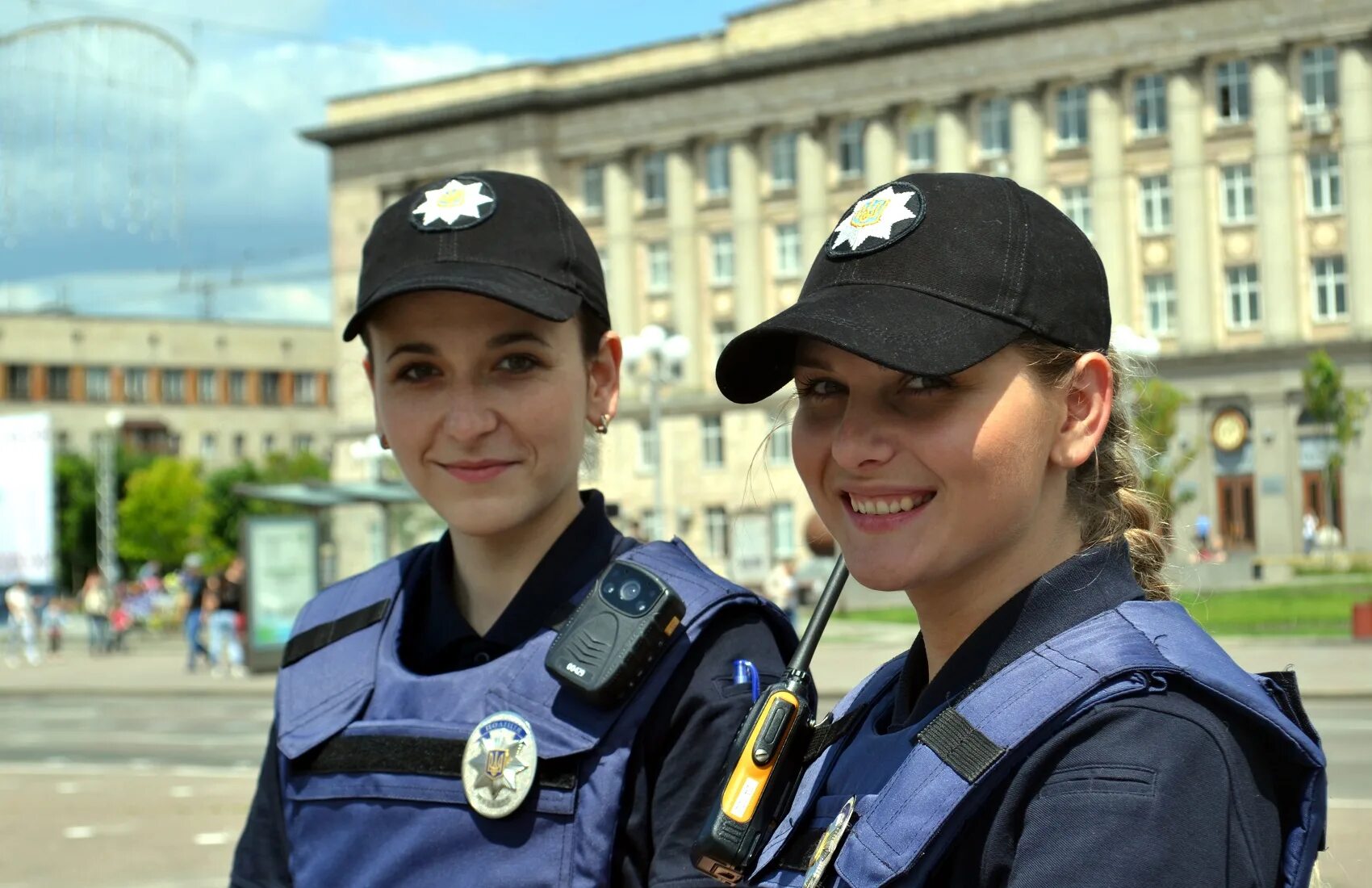 Как попасть в полицию девушке