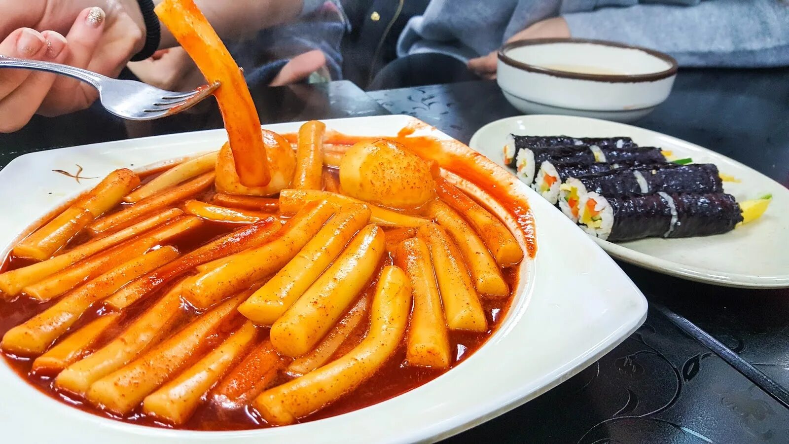 Токпокки что это. Южная Корея токпокки. Токпокки Мидори. Tteokbokki. Острая корейская еда.