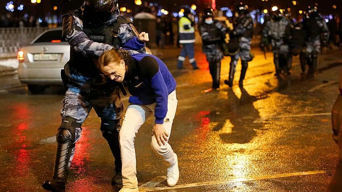 В стране творится беспредел. Насилие в сторону полицейских. Жёсткий разгон митинга в Москве. Полиция со стороны.