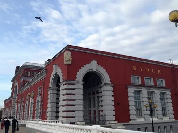 Курский жд вокзал курск. Курский вокзал курск. Жд платформа курский вокзал. Курский вокзал курск. Вокзал курск фото.