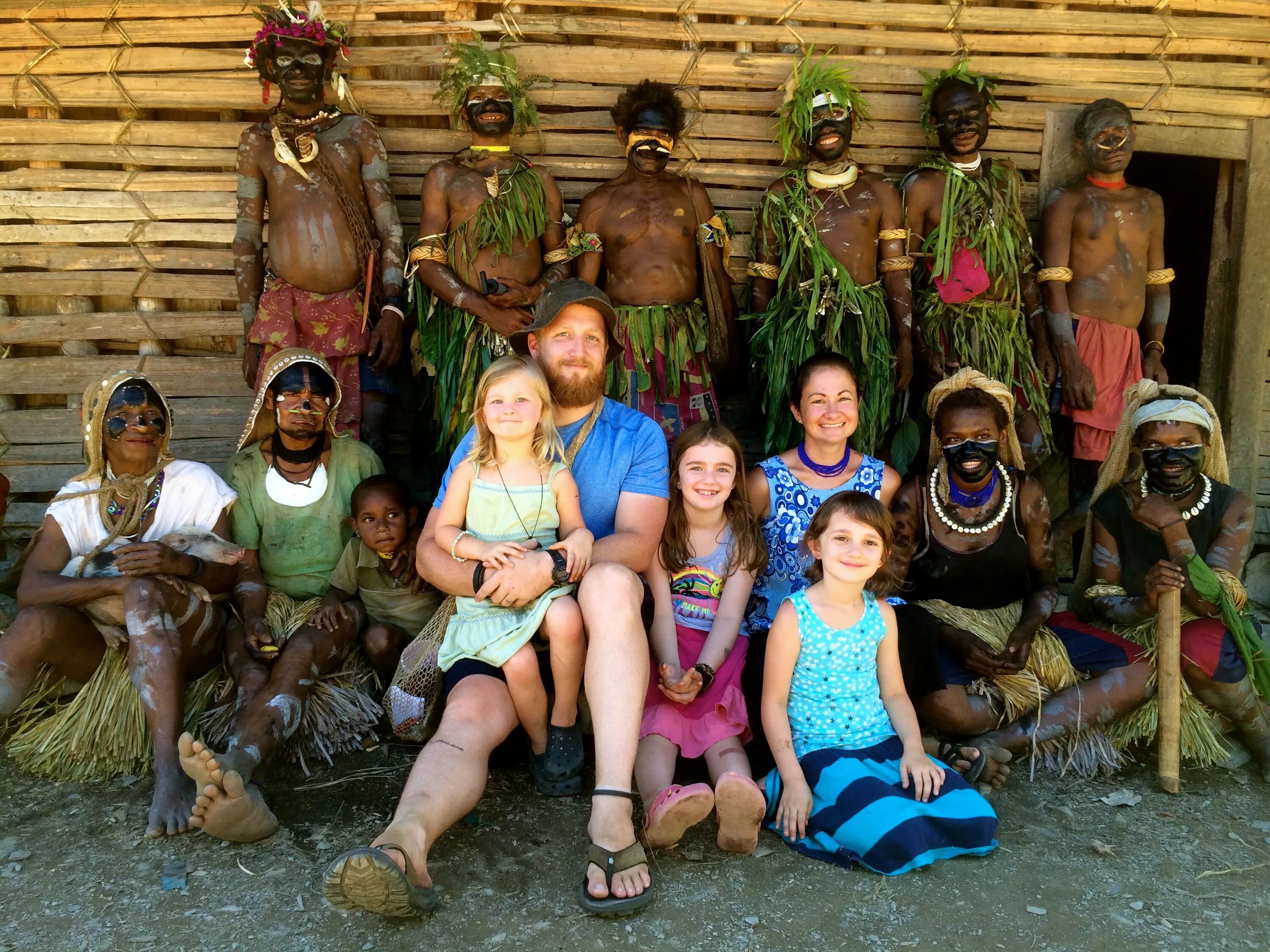 Новая Гвинея население. Papua New Guinea people. Новая Гвинея семья. Племя семья. Новая гвинея жизнь