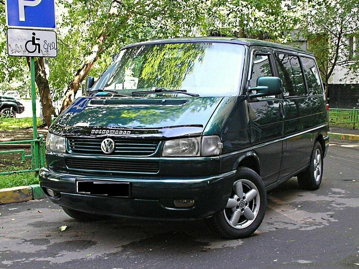 Транспортер т4 в россии. VW t4 зеленый. Фольксваген минивэн 2003г. Volkswagen Multivan 2.5 бензин 1996. Фольксваген Мультивен 1992г.