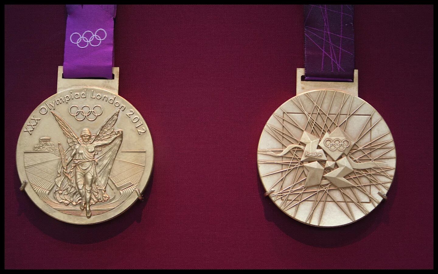 Medal 2012. Олимпийская медаль Лондон 2012. Олимпийская Золотая медаль Лондон. Медали олимпиады 2012 Лондон. Золотая медаль Олимпийских игр 2012.