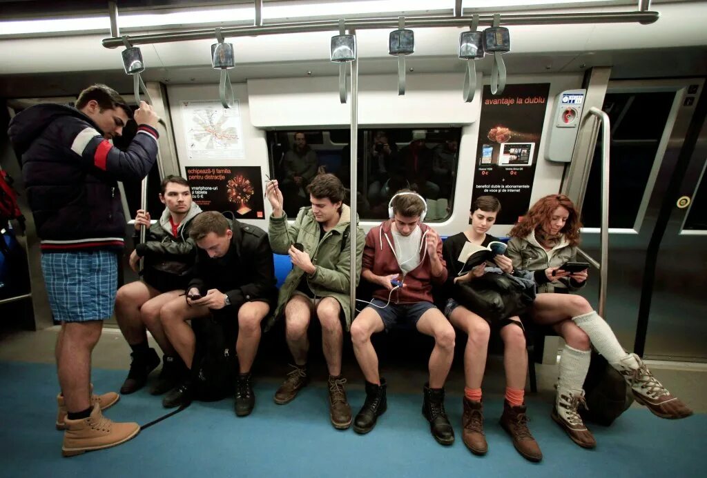 No Pants Subway Ride Москва. В метро без штанов. Люди с телефонами в метро. Человек сидит в метро.