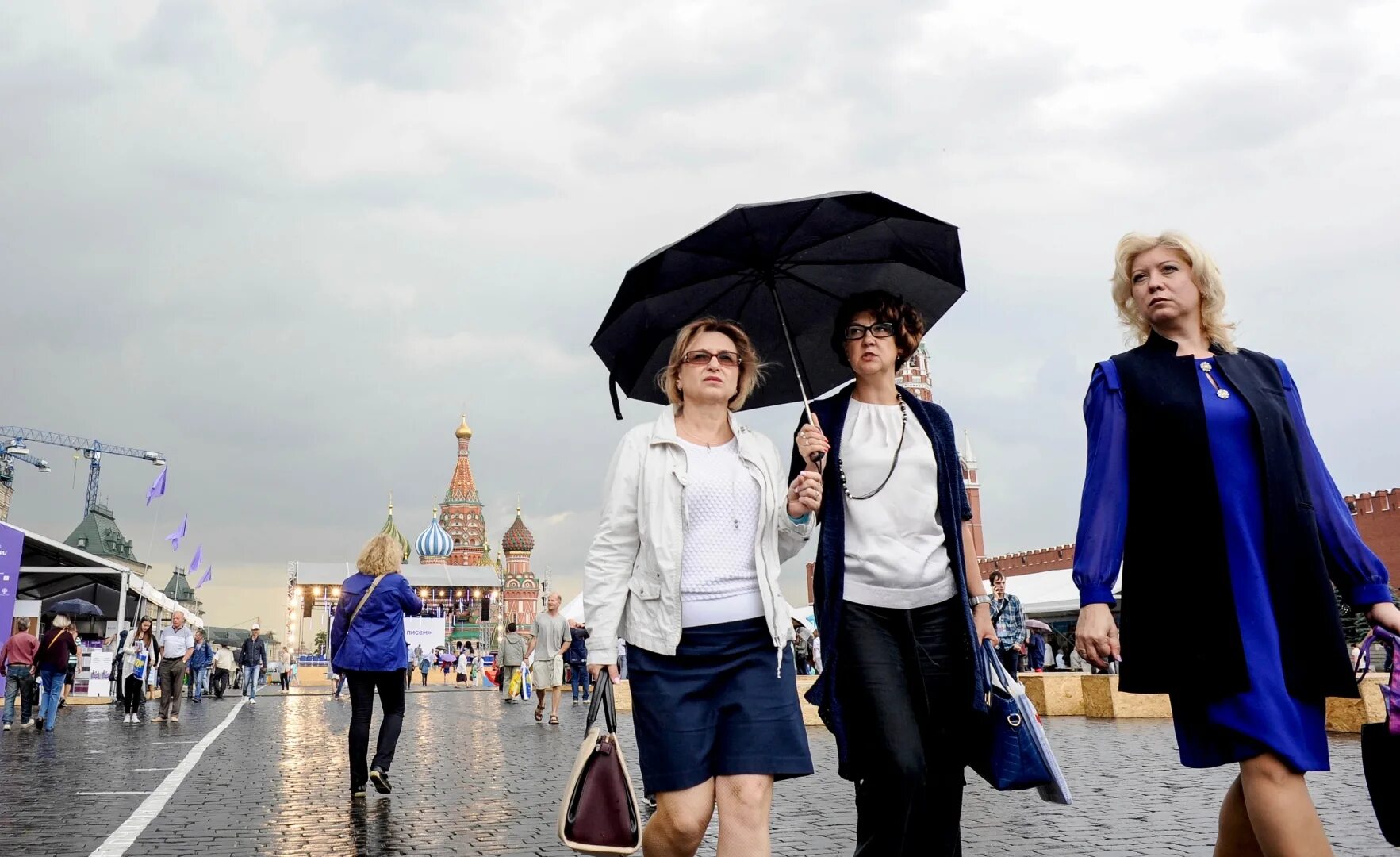 В чем сейчас ходят люди. В чем ходят в Москве сейчас по погоде женщины. В чем сейчас ходят в Москве. В чем ходят люди в Москве летом. Как одеваются в Москве сейчас по погоде фото.