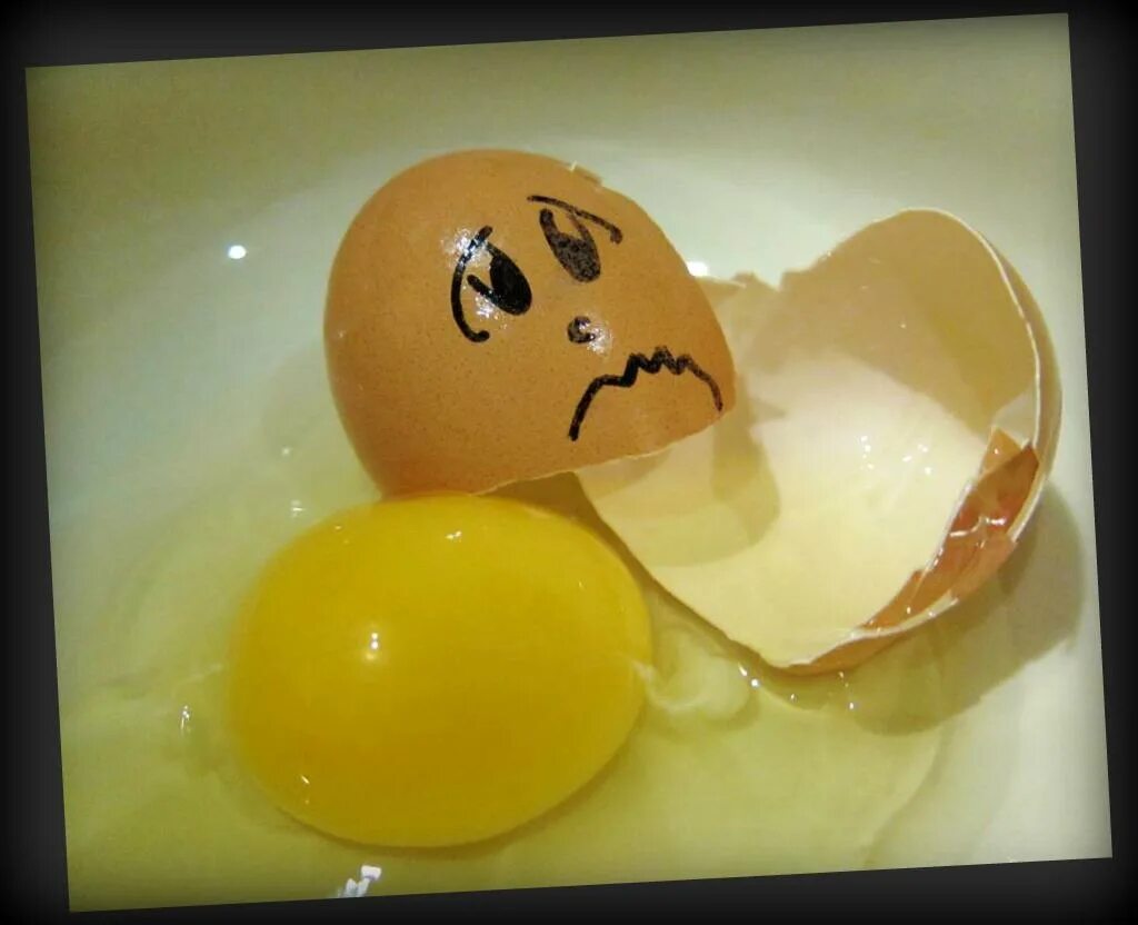 Как разбивать яйца. Разбитые яйца. Яйцо разбилось. Разбитые куриные яйца. Два разбитых яйца.