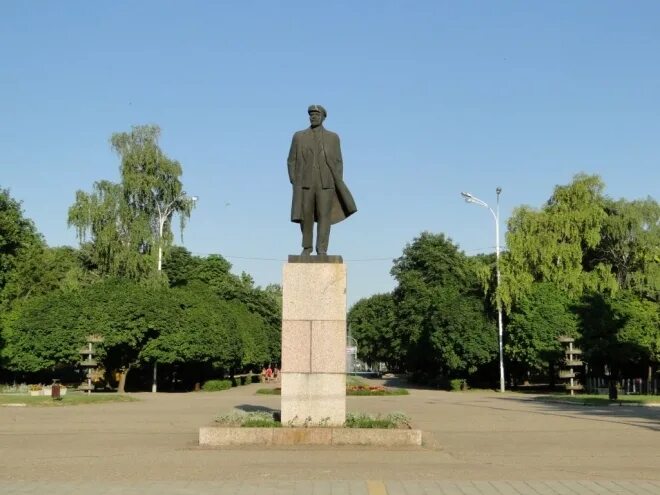 старый портрет ленина в рамке. станица каневская краснодарский край. каневский ленин. памятник ленину в станице каневской. каневский ленин.