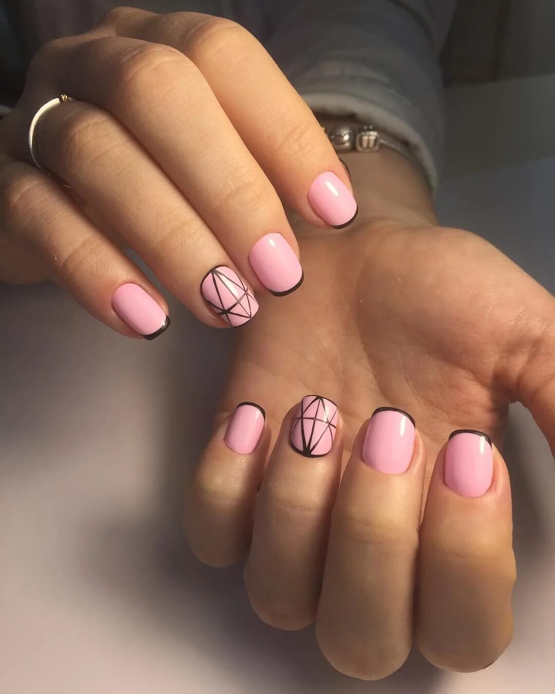 Розовый маникюр на короткие френч. Розовый маникюр на короткие френч. Розовый маникюр. Бело-розовый маникюр на короткие ногти. Розовые ногти.