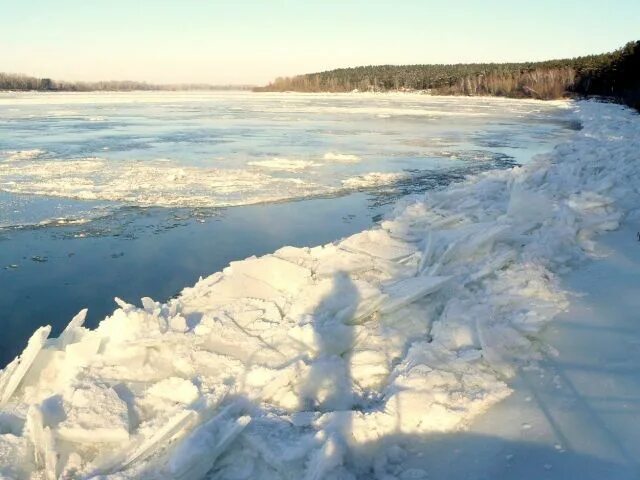 Как река волга изменяется в разные. Река летом и зимой. Волга река зимой и летом. Река в разные времена года. Река Волга изменяется в разные времена года.