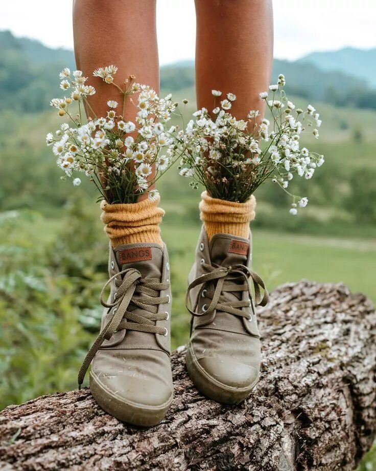 Лучшая обувь на весну. Цветы в ботинках. Оригинальные идеи для фотосессии. Идеи для вдохновения. Красивые вещи в природе.