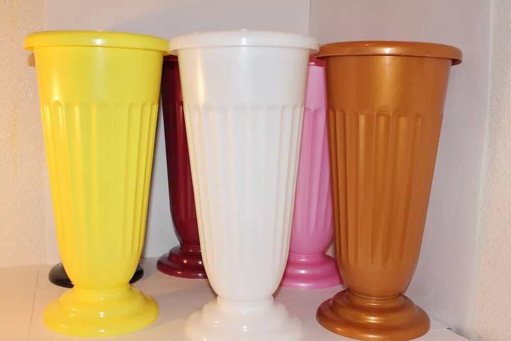 Где купить пластмассовый. Вазоны для цветов пластиковые. Пластиковые вазы для цветов. Вазоны для срезанных цветов. Вазон для срезанных цветов пластиковый.