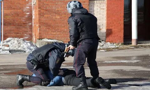 Задержание преступника сотрудником полиции