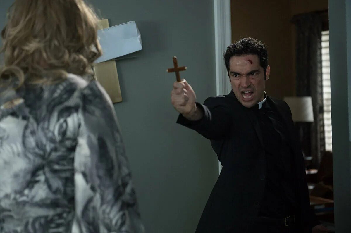 Демиан бишир проклятие монахини. Экзорцизм отца германа. Экзорцизм папы. Ученик экзорциста фильм 2022. Демиан бишир проклятие.