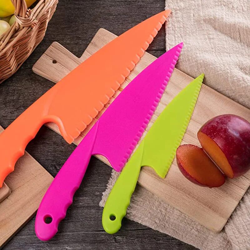 Children knives. Пластиковый нож детский. Пластиковый ножик. Пластиковый нож для фруктов. Ножик детский пластмассовый.