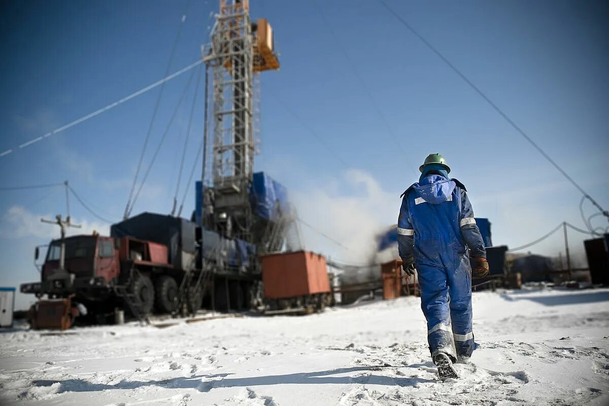 Где на буровой. Нефтяники на севере. Рабочий на буровой. Буровая на севере. Работники на месторождении.