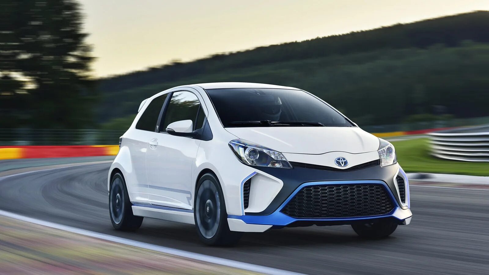 Toyota Hybrid. Toyota Yaris r. Toyota Yaris гибрид. Тойота Ярис концепт. Какие машины гибриды