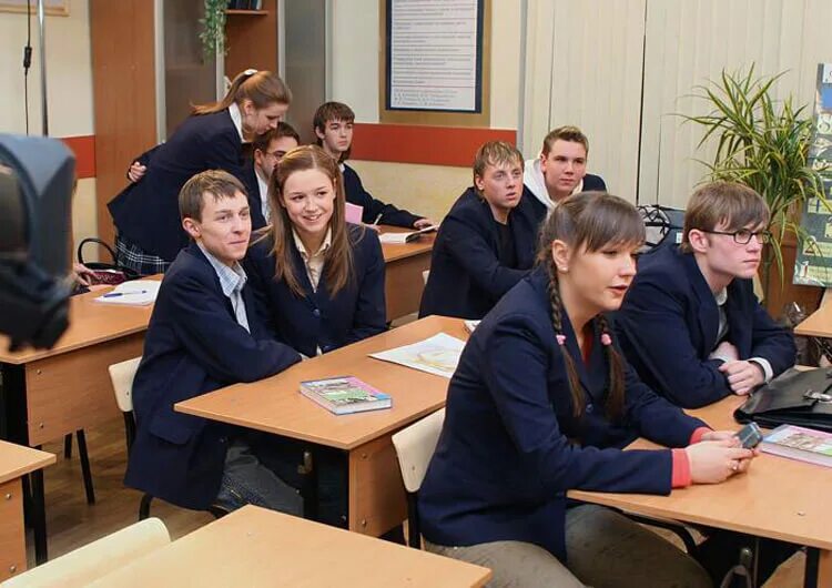 10 11 класс старшая школа. Ученик 9 класса. ученики в школе старшеклассники. урок в старших классах. ученики старших классов.