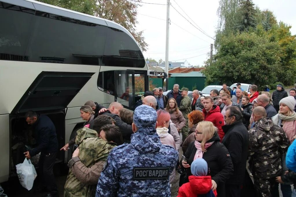 Новости калуги сегодня свежие события. Мобилизованные Подмосковье. Проводы мобилизованных Калуга. Мобилизованные из Калужской области. Сбор мобилизованным в Калуге.