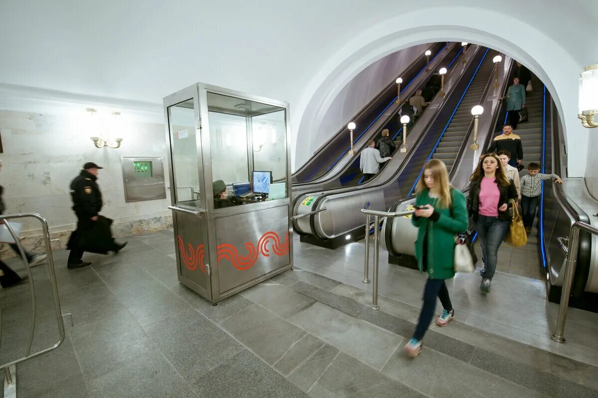 Какие вестибюли метро. Холл метрополитена на проспекте мира. вестибюль эскалатора. проспект мира эскалатор. эскалатор в метро на станции проспект мира.