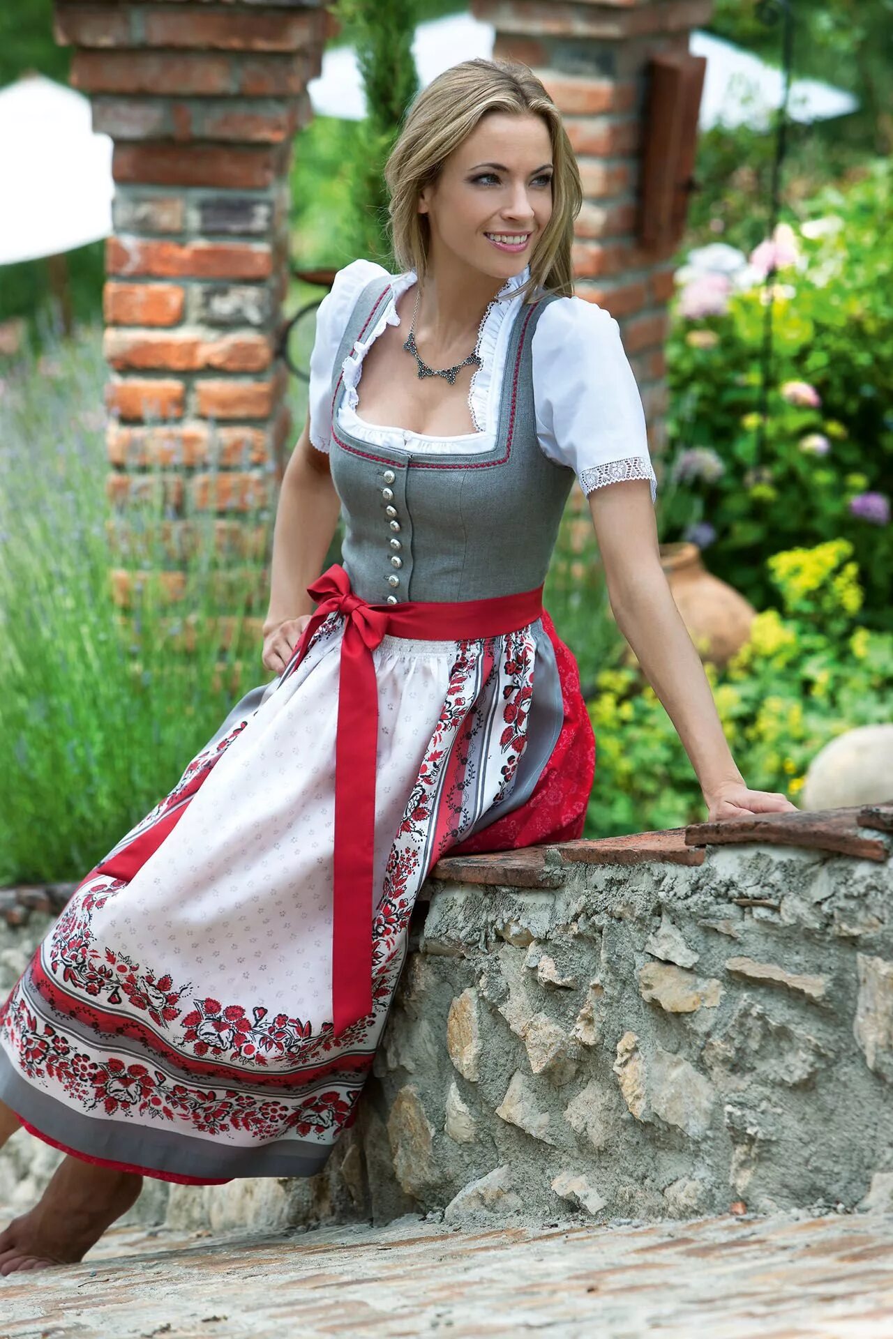 Красивые немецкие женские. Дирндль национальный костюм Германии. Дирндль Октоберфест. Дирндль Бавария. Баварский костюм дирндль.
