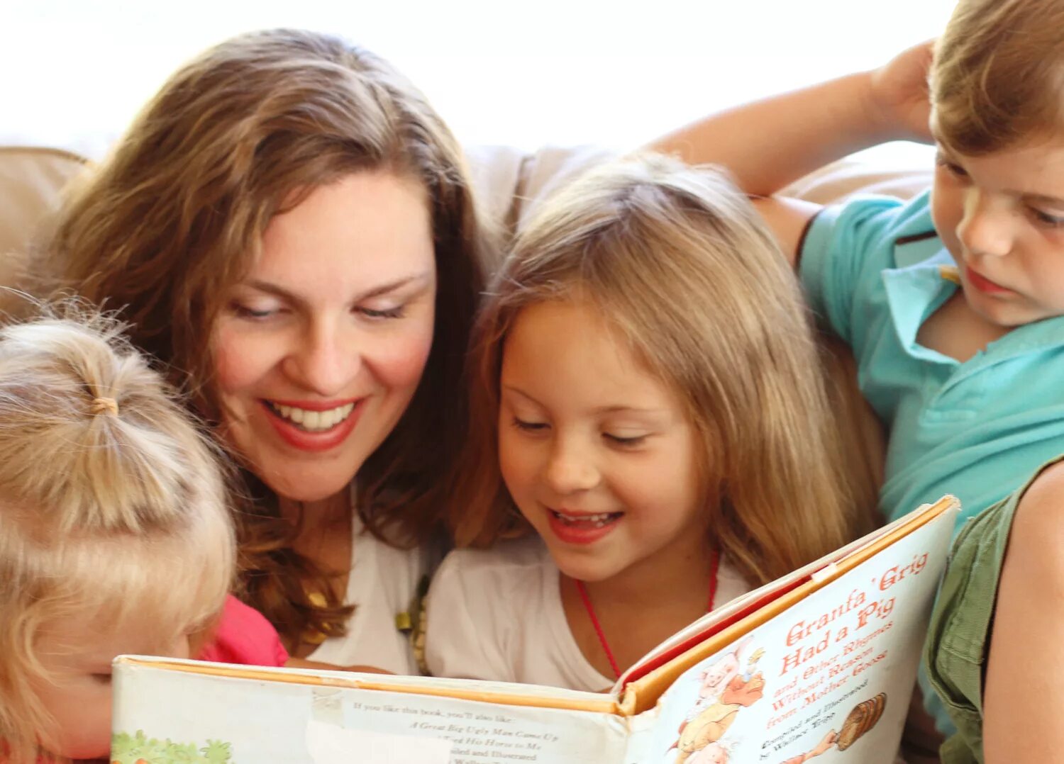 Дети читают детям сайт. Чтение для детей. Чтение книг детям. Ребенок читает книгу. Мама читает книгу ребенку.