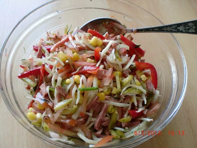 салат фасоль кукуруза морковь. салат с кукурузой и огурцом. салат с копченой колбасой и горошком. салат морковь горошек колбаса. салат с горошком и кукурузой и колбасой.