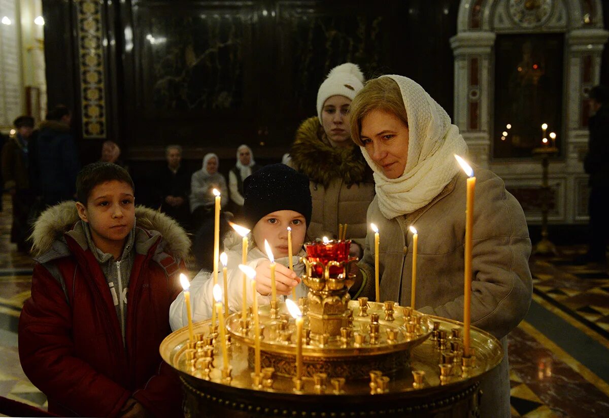 Зажженная церковная свеча. Что значит свеча в храме. Церковные свечи. Свеча православная. Свечка в церкви.