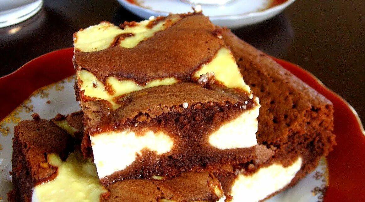 Шоколадно творожный пирог. Шоколадный пирог с творогом. Творожный шоколадный. Шоколадно творожное пирожное. Белькович шоколадно творожный пирог