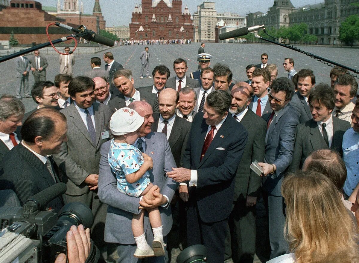 1988 год. Визит Горбачева Рональд Рейган. Встреча Рейгана в Москве 1988. Горбачев и Рейган Москва 1988. Встреча Горбачева и Рейгана в Москве 1988.