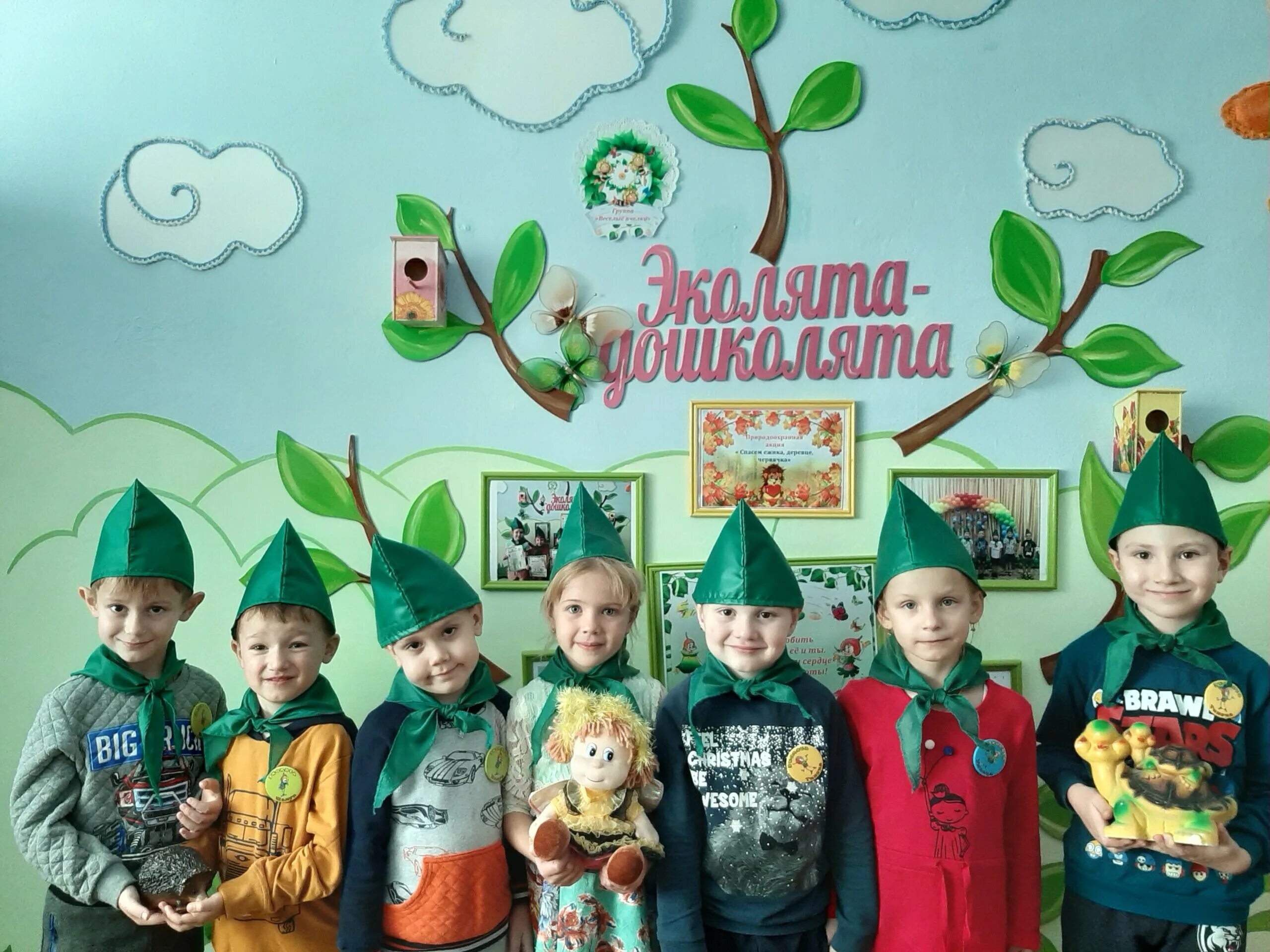 Фото эколята защитники природы. Поделки Эколята дошколята. Уголок в ДОУ Эколята защитники природы. Стенд Эколята дошколята в детском саду. Поделки на конкурс Эколята защитники природы.