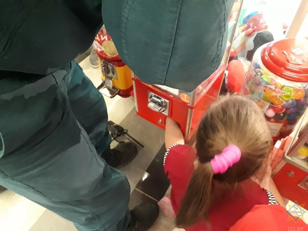 Девочке засовывают в фильмах. Девочка засунула. Маленькая девочка села на карандаш. Девочка засунула. Маленькая девочка засунула в себя карандаш.