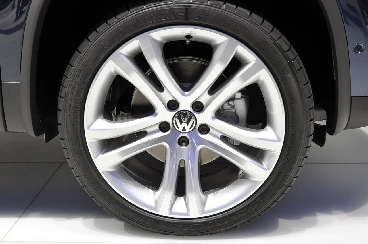 Volkswagen tiguan шины. Диски Volkswagen Tiguan r16. Диски Фольксваген Тигуан 16. 5n0601025a. 5n0601025m8z8.