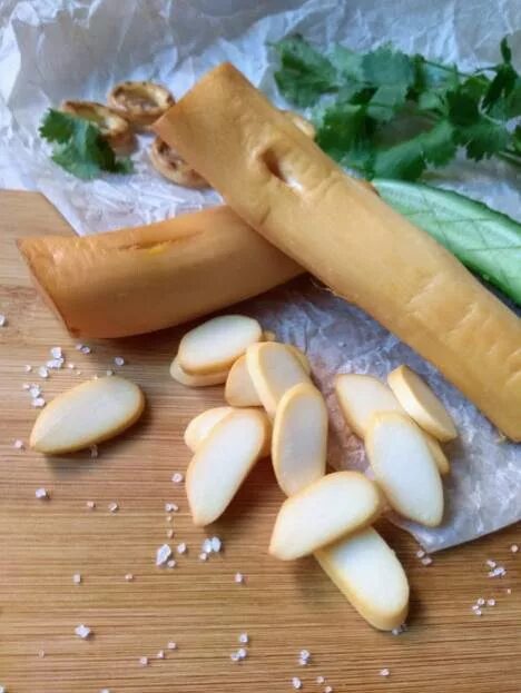 сыр колбасный. сырные снеки. жареный копченый чечил. сыр чечил копченый жареный. жареный копченый сыр.