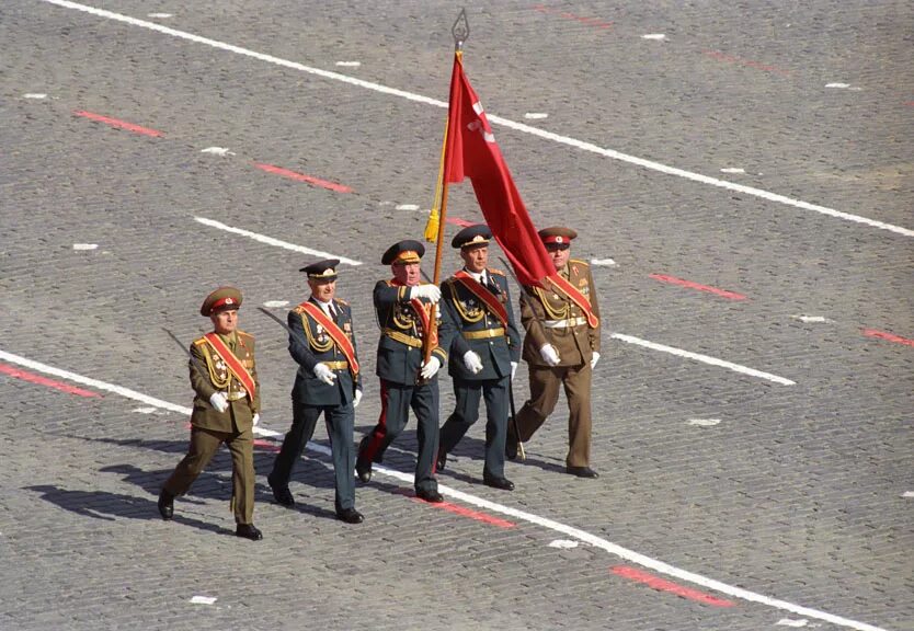 Знамя парада победы. Парад Победы 1990 года на красной площади в Москве. Парад Победы 1985 года на красной площади в Москве. Парад 9 мая 1990 года на красной площади. Парад Победы 1995 года на красной площади.