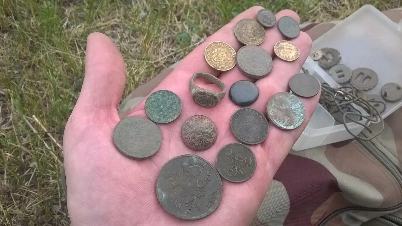 находки металлоискателем. коп монет на царской мельнице. клад металлоискателем. панно старинные монеты. находки с металлоискателем по средневековью.