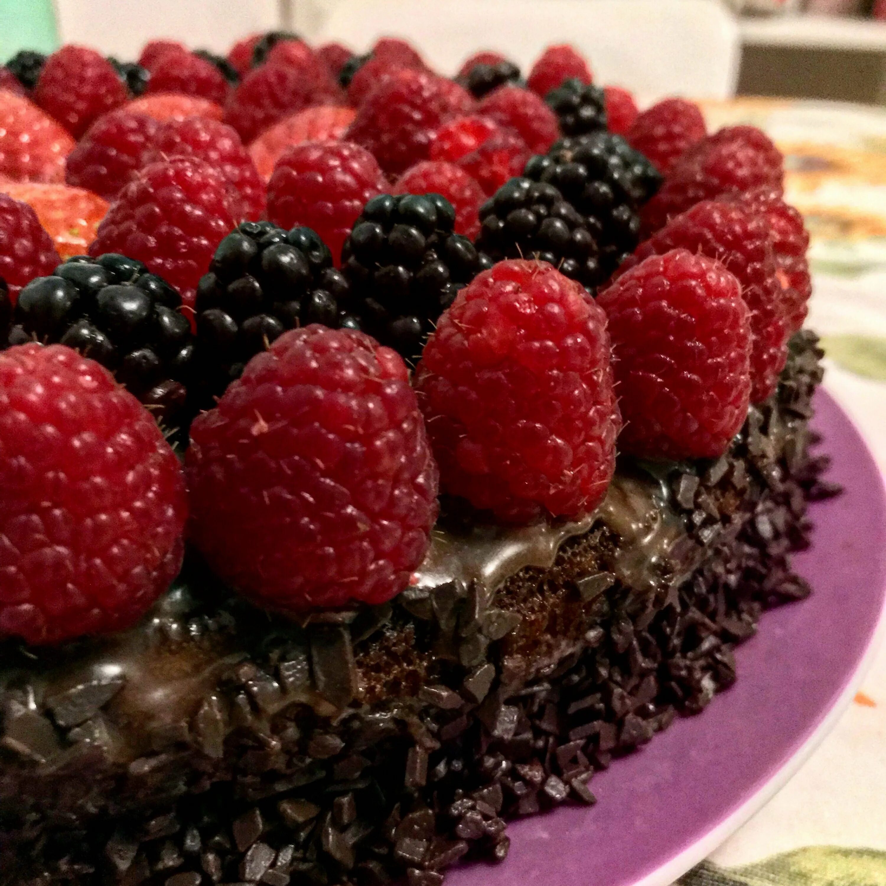 Красивые торты. Торт с ягодами. Шоколадный торт с фруктами. Украшение торта ягодами.